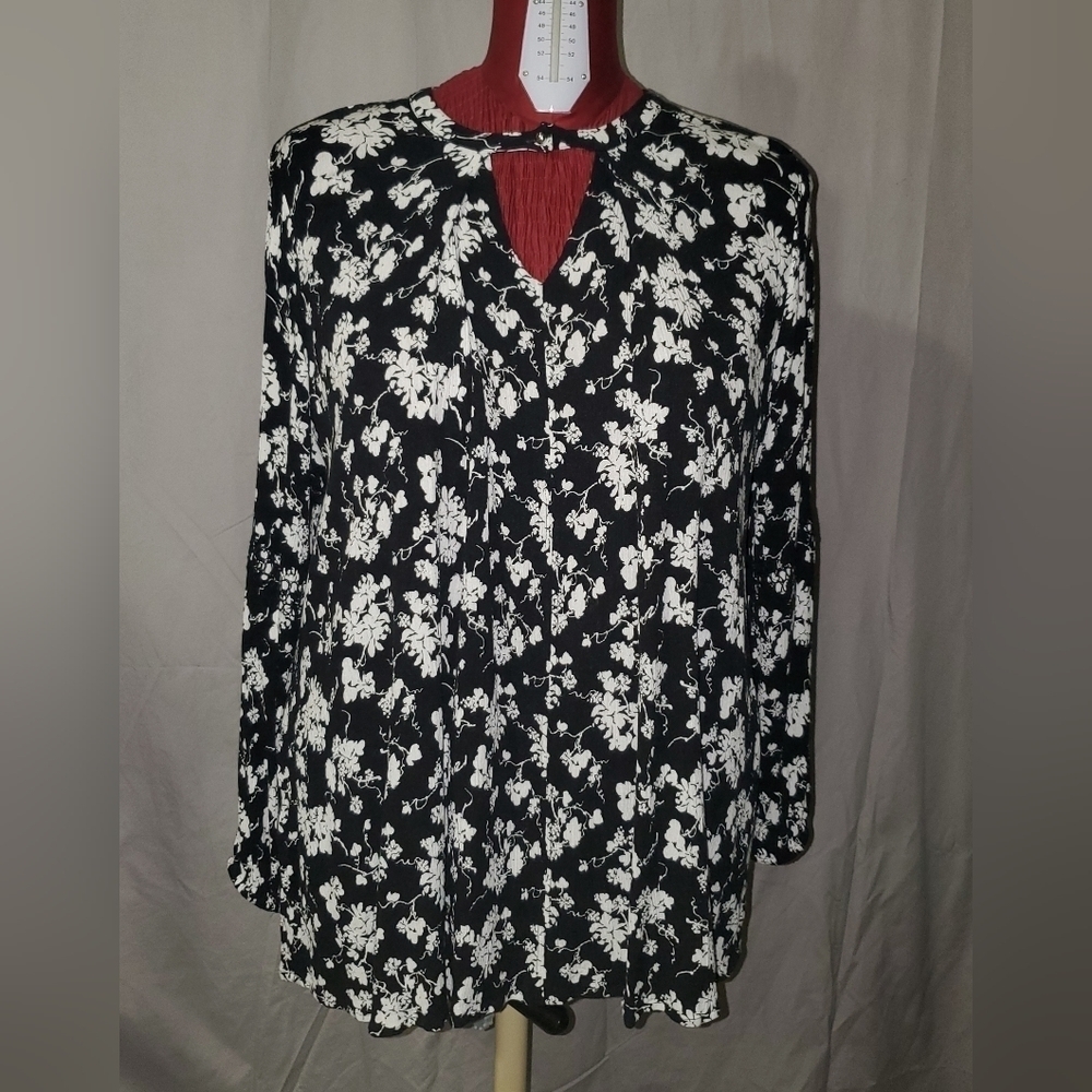 Lane Bryant Black and White Floral long Sleeve Shirt.  SIZE 18/20